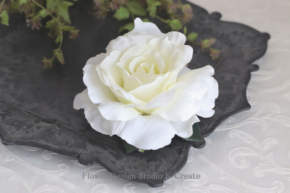 大輪の白い薔薇のヘアクリップ　フラメンコ　フローレス　ダンス　髪飾り　ウェディング　バレエ　結婚式　白　エトワール 6枚目の画像