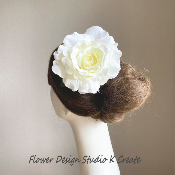 大輪の白い薔薇のヘアクリップ　フラメンコ　フローレス　ダンス　髪飾り　ウェディング　バレエ　結婚式　白　エトワール 2枚目の画像