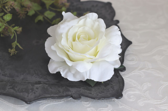 大輪の白い薔薇のヘアクリップ　フラメンコ　フローレス　ダンス　髪飾り　ウェディング　バレエ　結婚式　白　エトワール 4枚目の画像