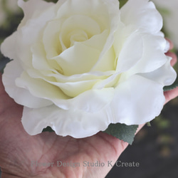 大輪の白い薔薇のヘアクリップ　フラメンコ　フローレス　ダンス　髪飾り　ウェディング　バレエ　結婚式　白　エトワール 9枚目の画像