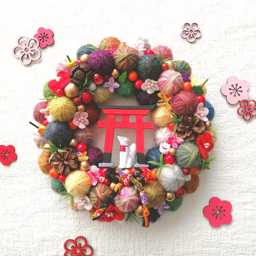 新作2024 カラフルでにっこり❀毛糸玉の正月飾り〈鳥居と狐さん〉（中
