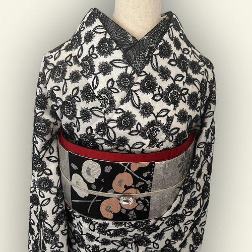 納期1-2ヶ月・要問合せ】 着物 単衣 モノトーン 刺繍 オフ白に黒 納期1-2ヶ月・要問合せ】 着物 単衣 モノトーン 刺繍 オフ白に黒