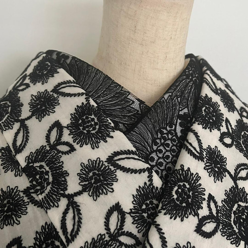 納期1-2ヶ月・要問合せ】 着物 単衣 モノトーン 刺繍 オフ白に黒 納期1-2ヶ月・要問合せ】 着物 単衣 モノトーン 刺繍 オフ白に黒