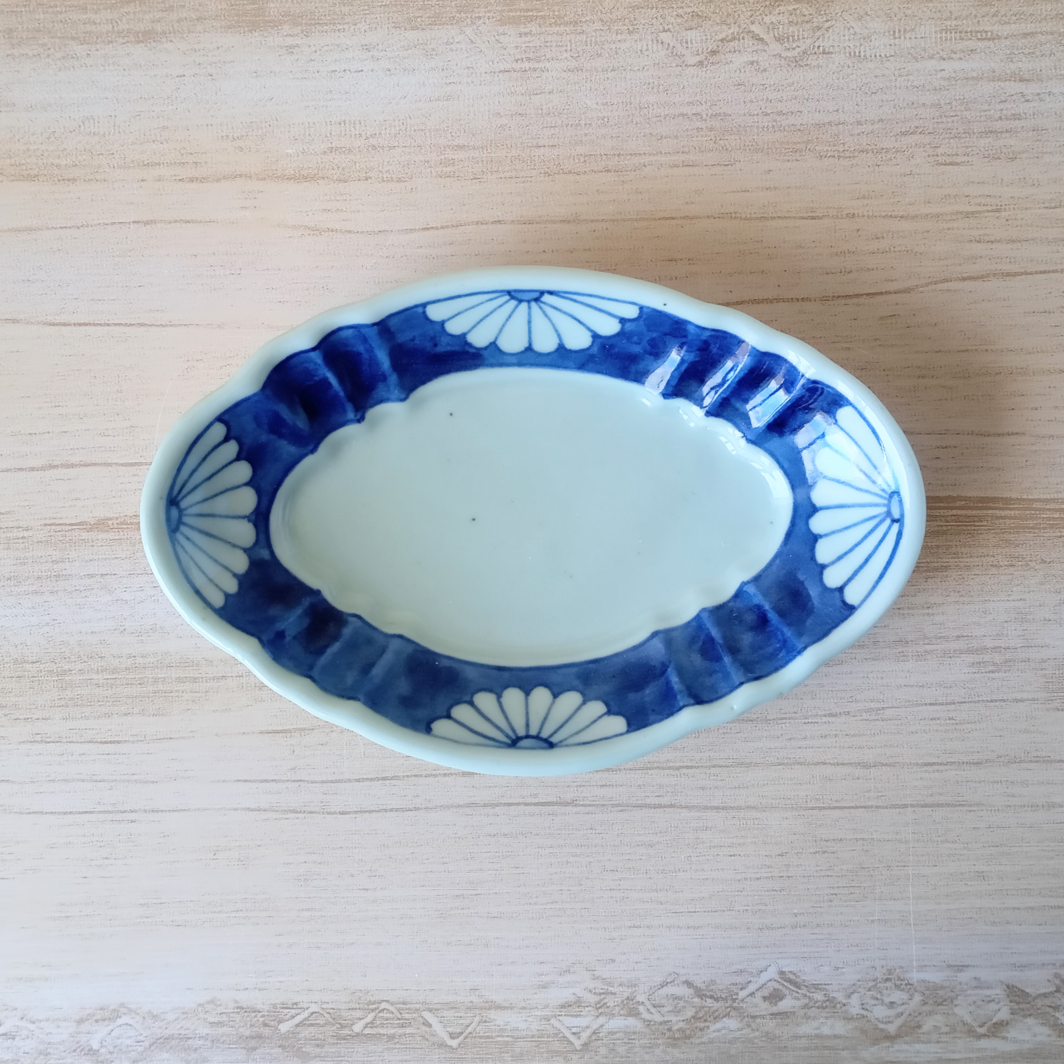 ◆染付菊形輪花皿5枚 花文 中皿 旧家蔵出し品 美品 江戸幕末期〜明治初期◆ 染付菊花瓔珞文皿（5枚） – 兵庫陶芸美術館 収蔵品データベース