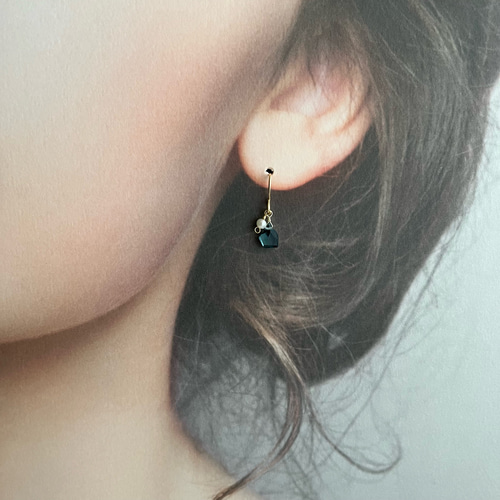 小さなロンドンブルートパーズと淡水パール【14kgfピアス