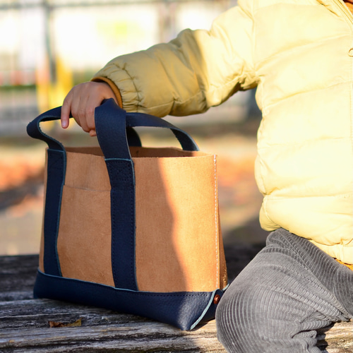 本革キャンバストートスタイルのレザーバッグ お出かけに便利 ネイビー