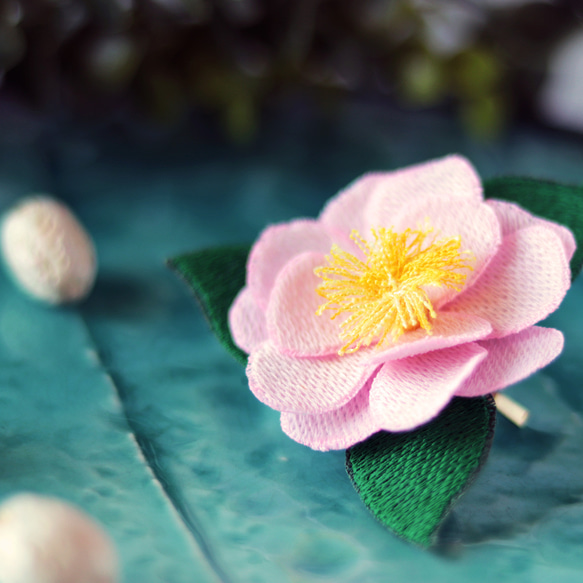桃色のサザンカ立体刺繍ポニーフック ポニーフック・ヘアカフス 春桜