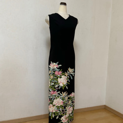 友禅 牡丹の花 花尽くし作家モノ 黒留袖のVネックシンプル 友禅 牡丹の花 花尽くし作家モノ 黒留袖のVネックシンプル