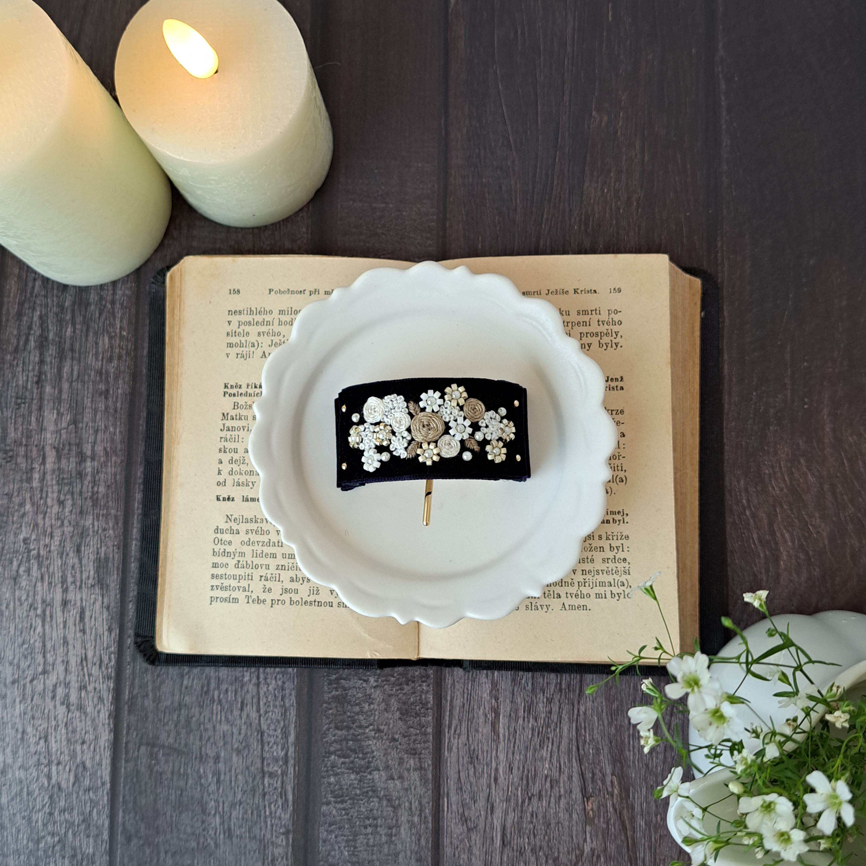 ベルベットリボンにブーケ刺繍ビーズ刺繍　ポニーフック　ネイビー