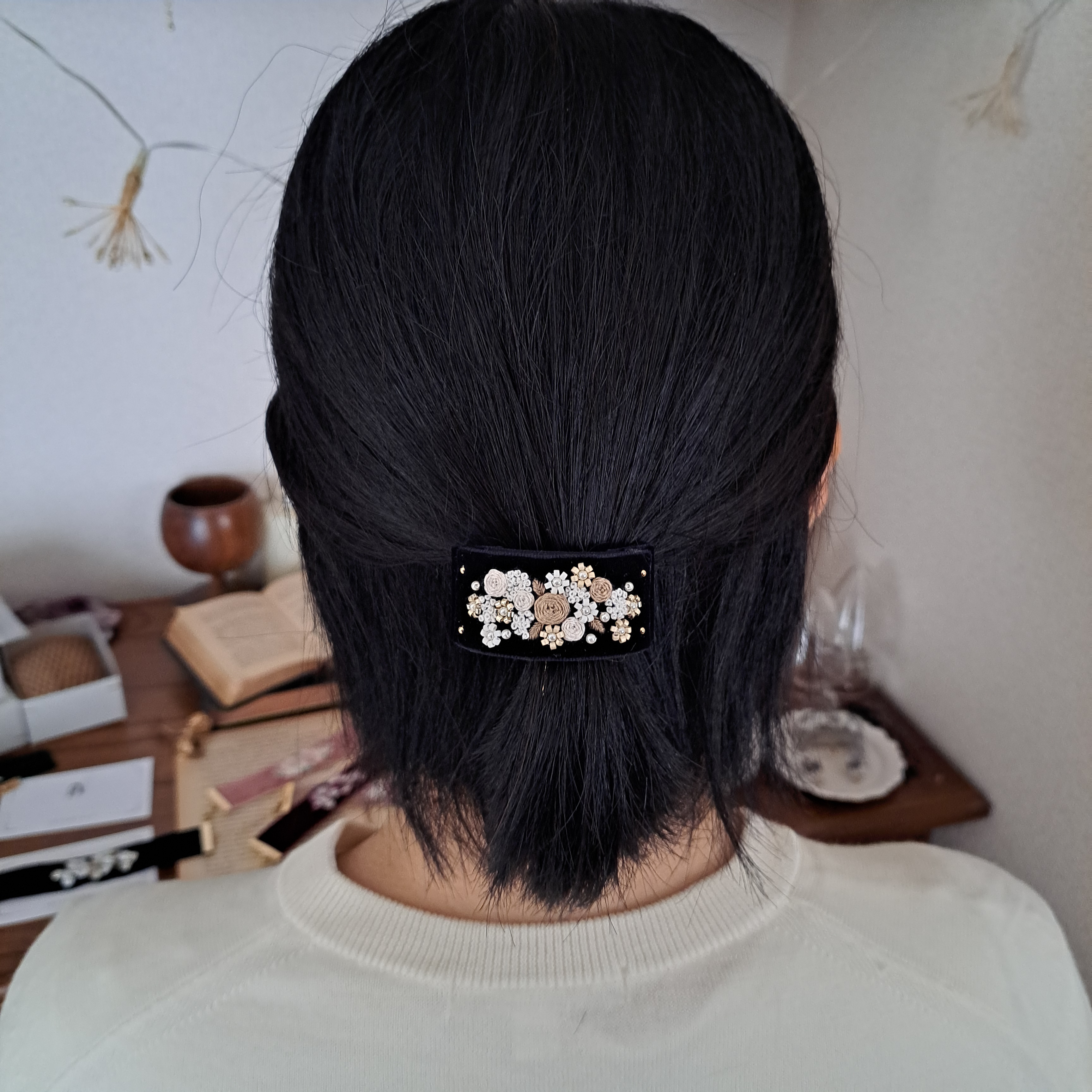 ベルベットリボンにブーケ刺繍ビーズ刺繍　ポニーフック　ネイビー