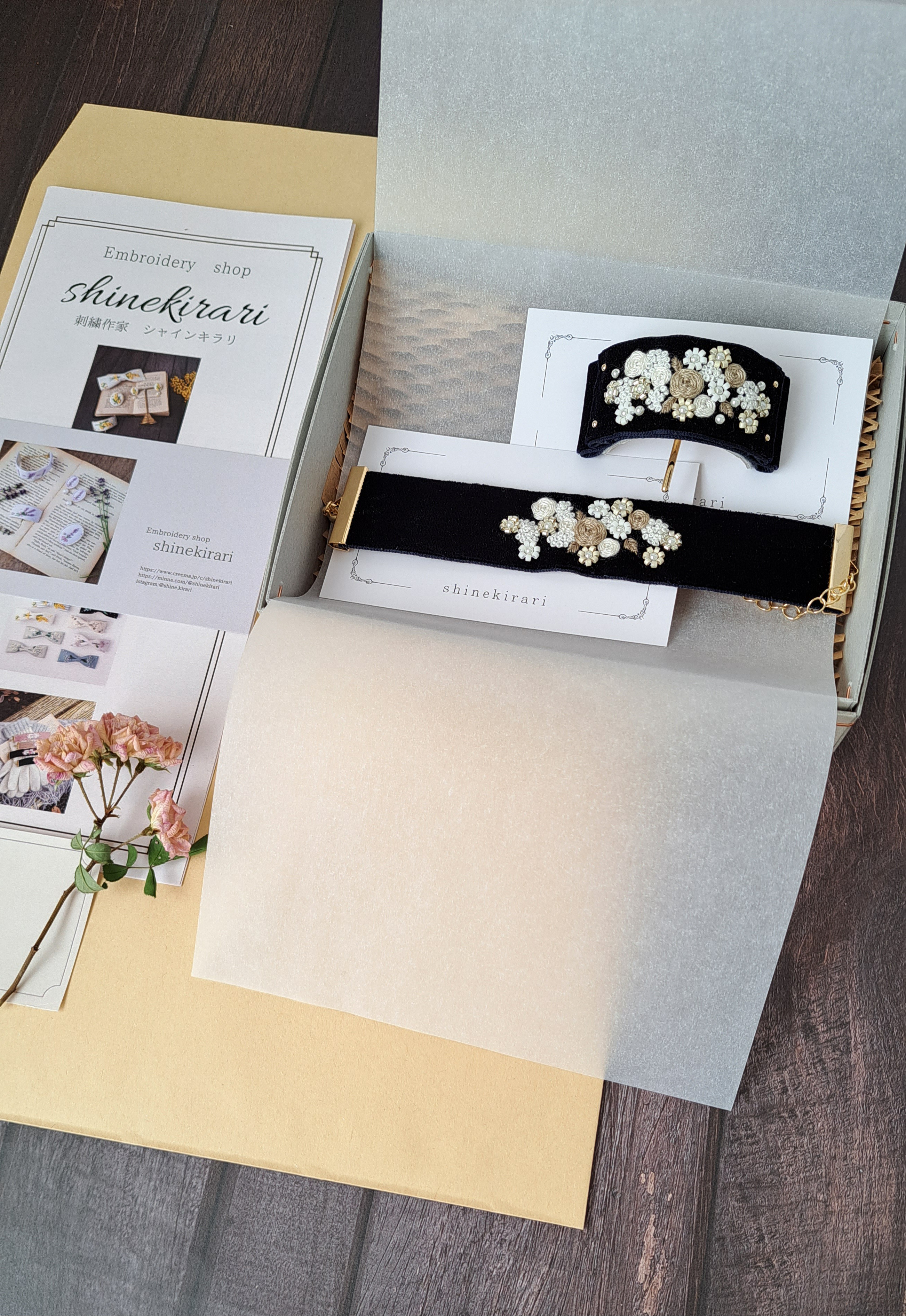 ベルベットリボンにブーケ刺繍ビーズ刺繍　ポニーフック　ネイビー