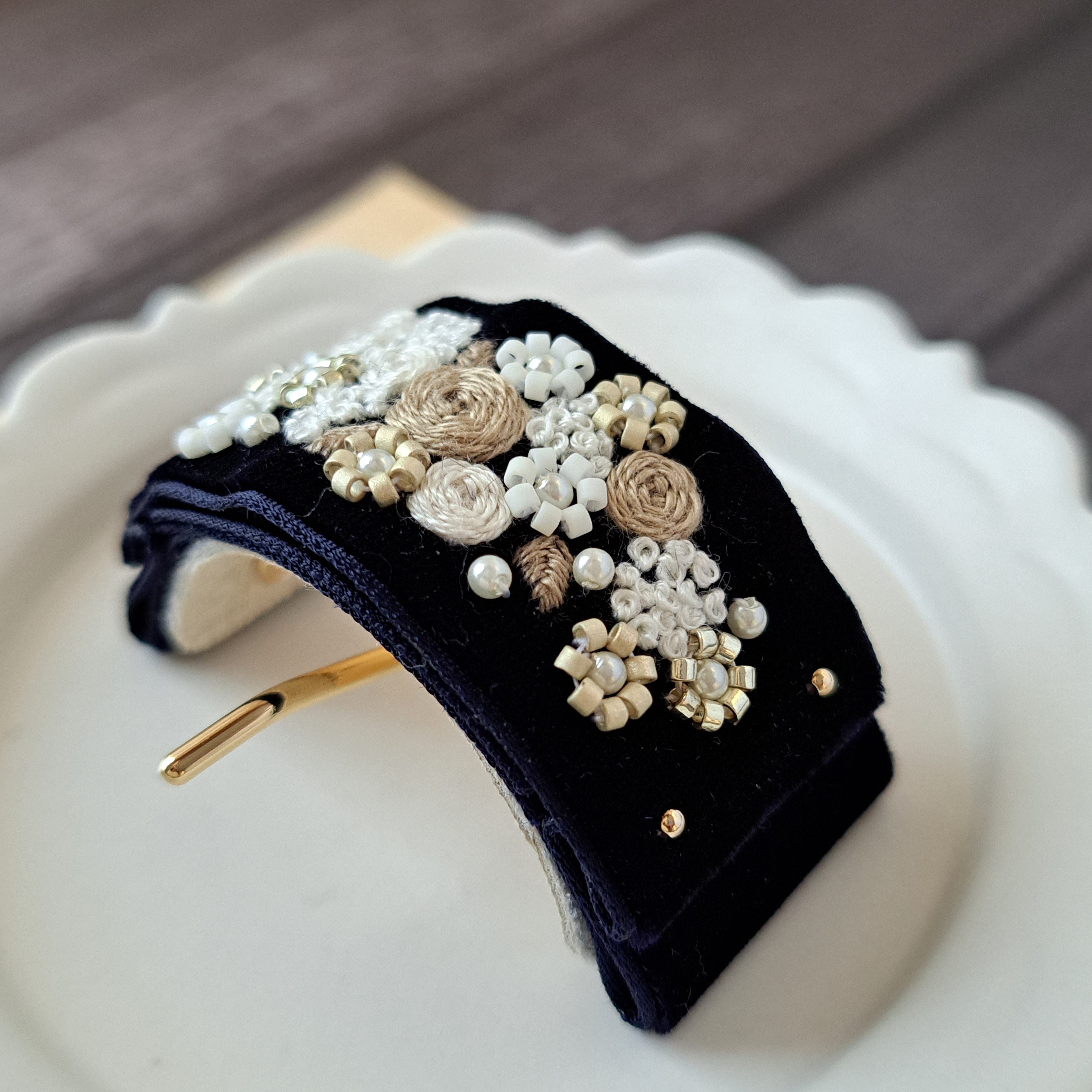 ベルベットリボンにブーケ刺繍ビーズ刺繍　ポニーフック　ネイビー