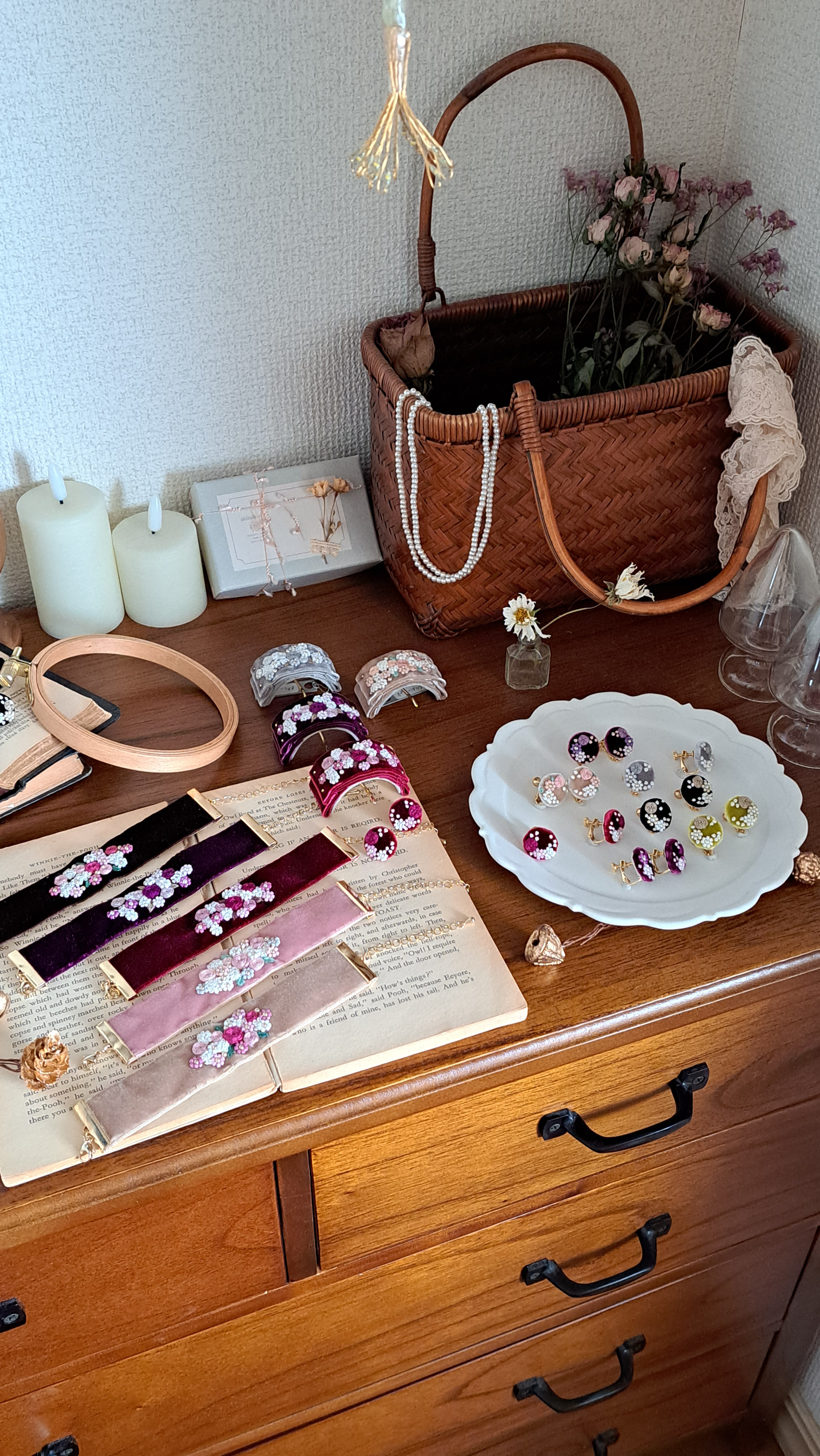 ベルベットリボンにブーケ刺繍ビーズ刺繍　ポニーフック　ネイビー