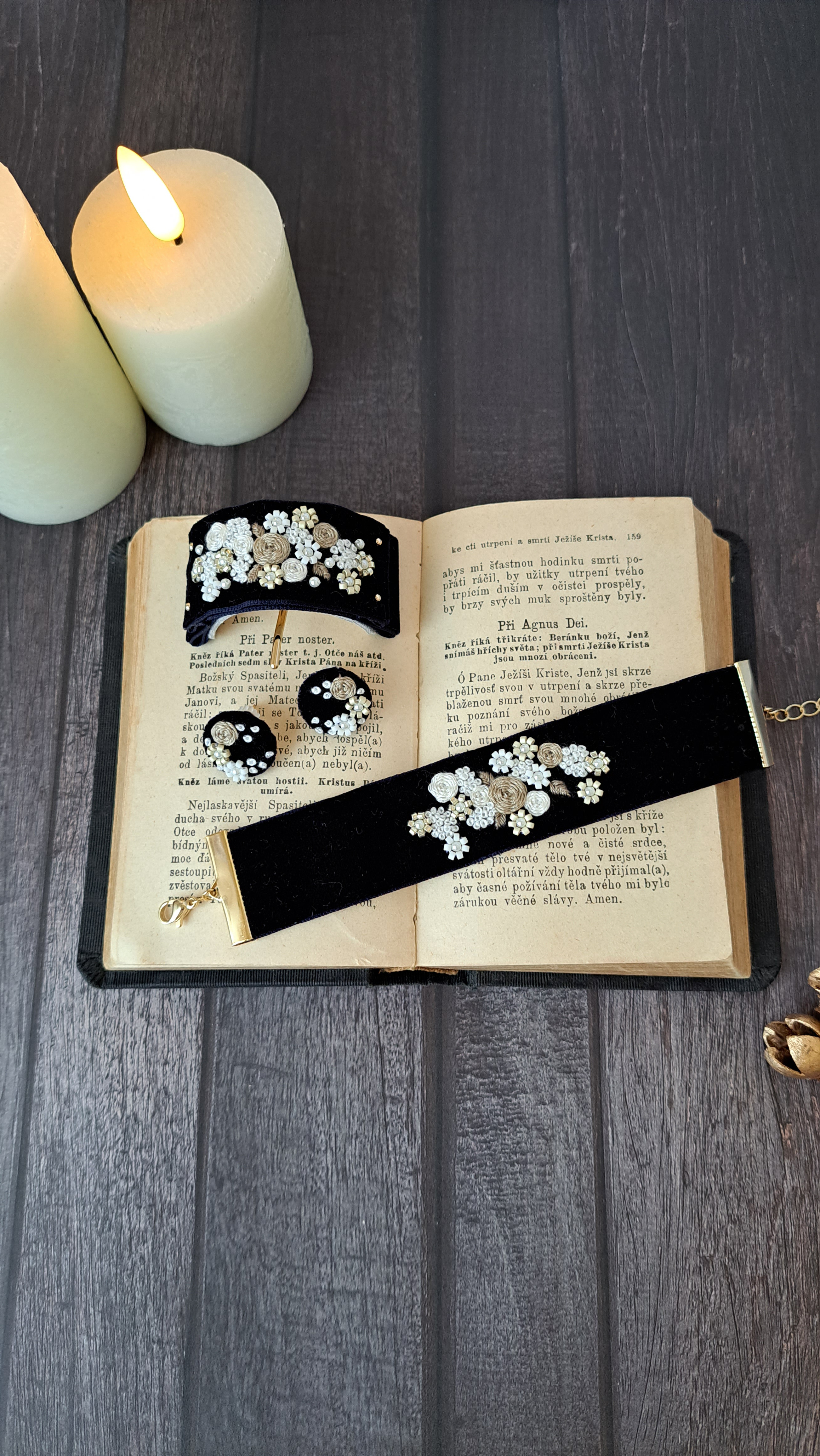 ベルベットリボンにブーケ刺繍ビーズ刺繍　ポニーフック　ネイビー