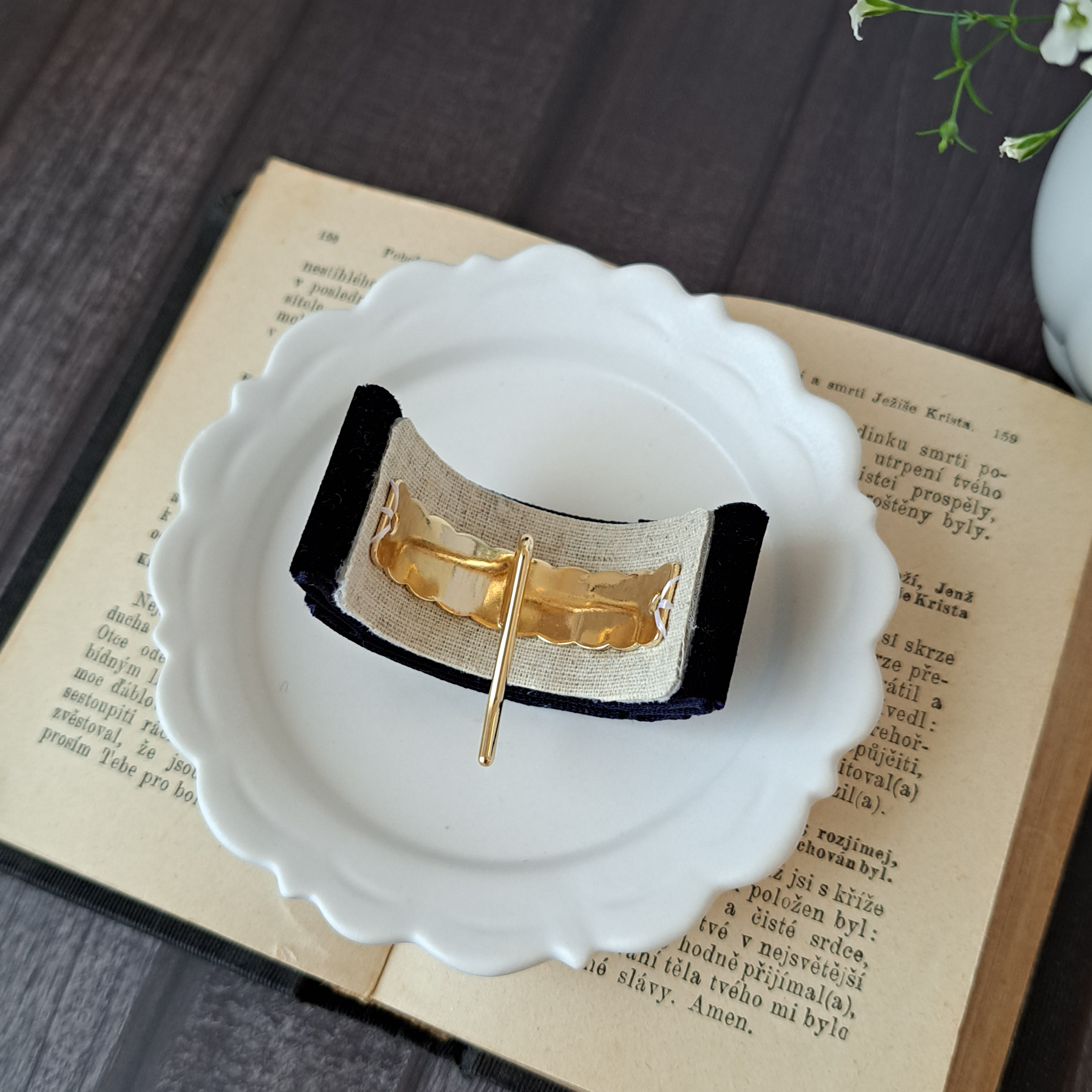 ベルベットリボンにブーケ刺繍ビーズ刺繍　ポニーフック　ネイビー