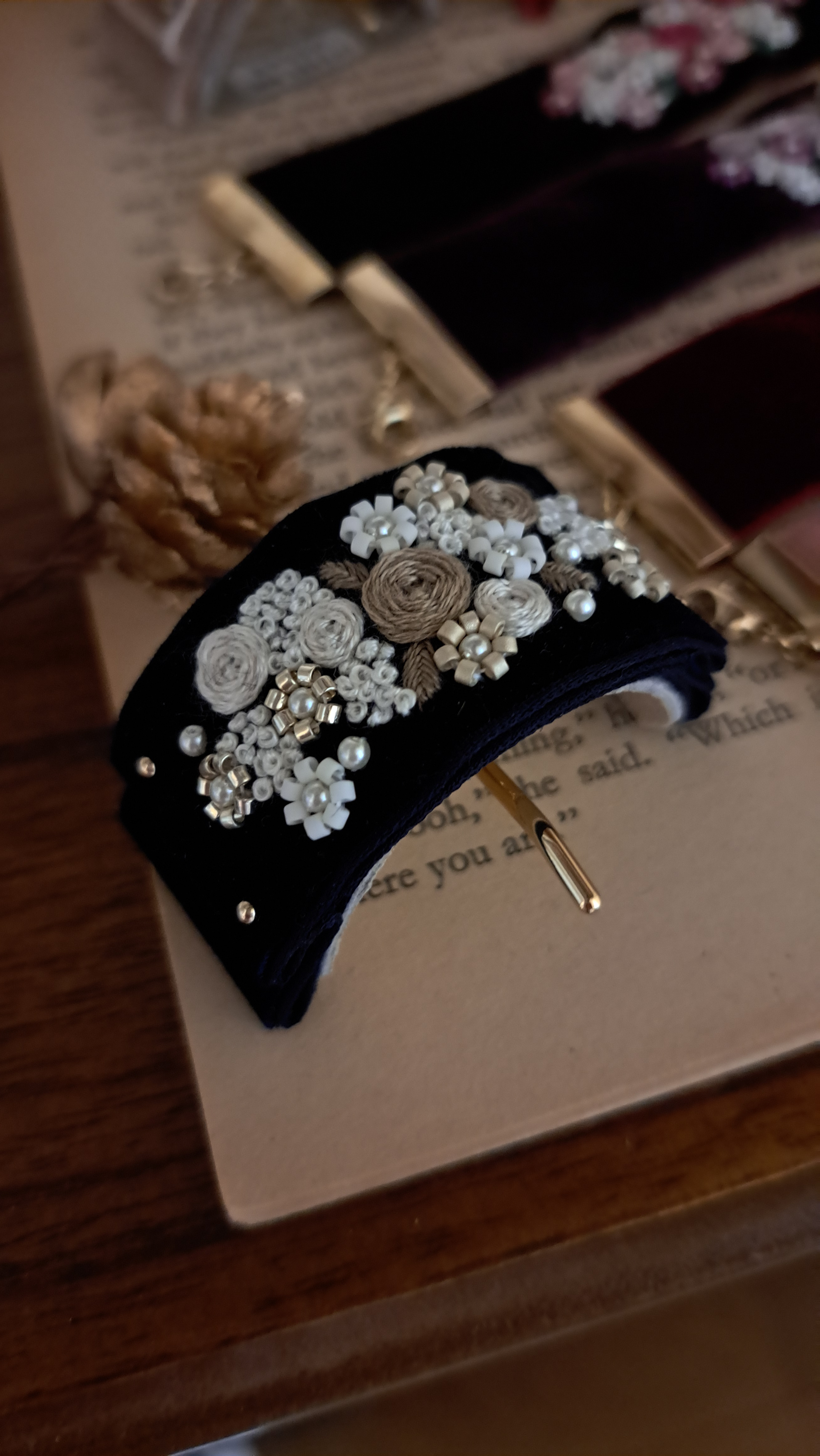 ベルベットリボンにブーケ刺繍ビーズ刺繍　ポニーフック　ネイビー