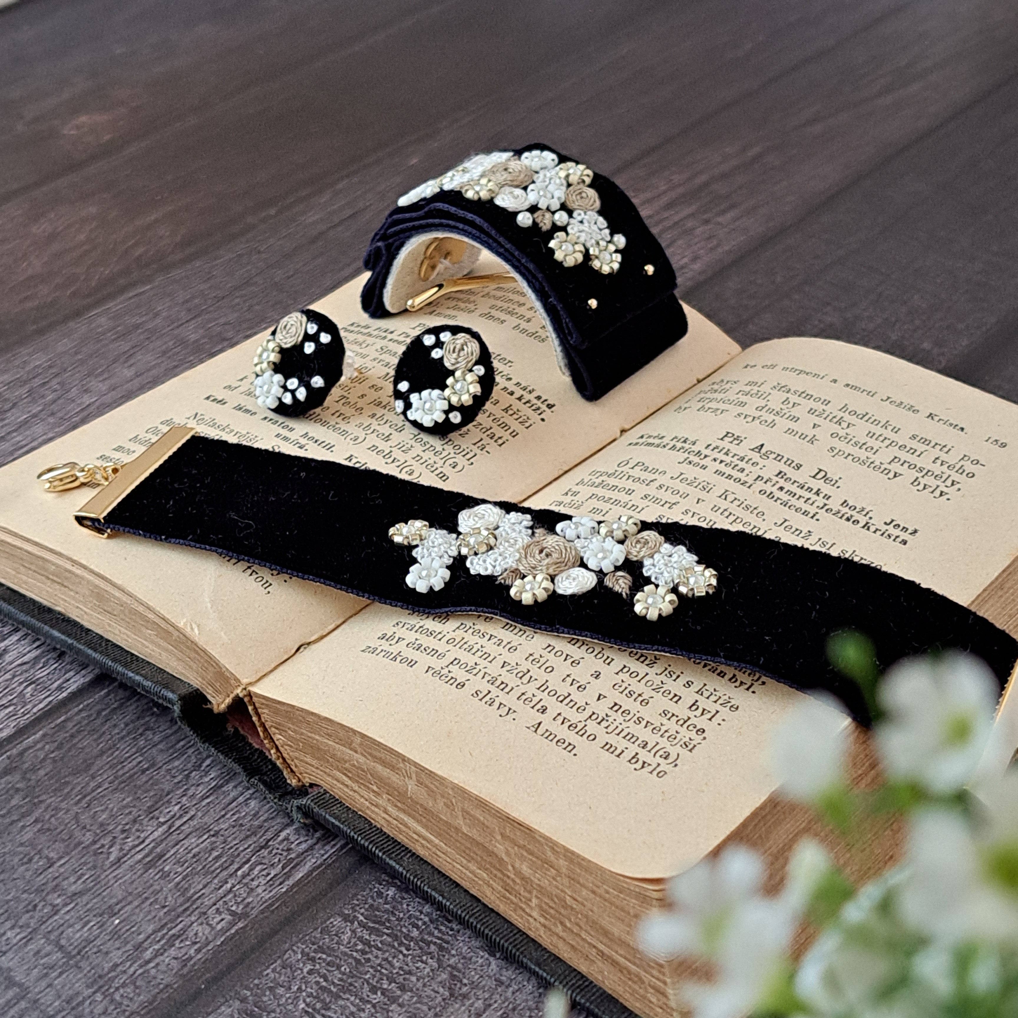 ベルベットリボンにブーケ刺繍ビーズ刺繍　ポニーフック　ネイビー