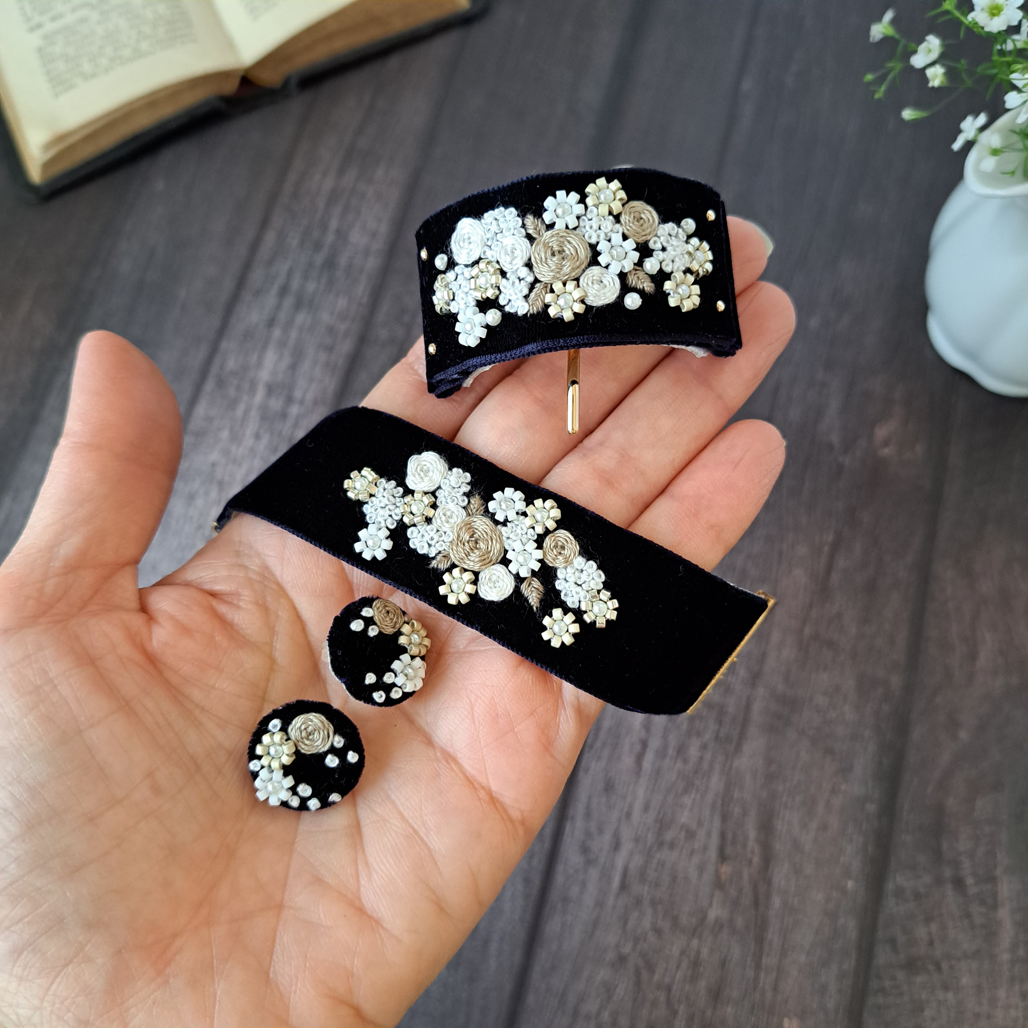 ベルベットリボンにブーケ刺繍ビーズ刺繍　ポニーフック　ネイビー