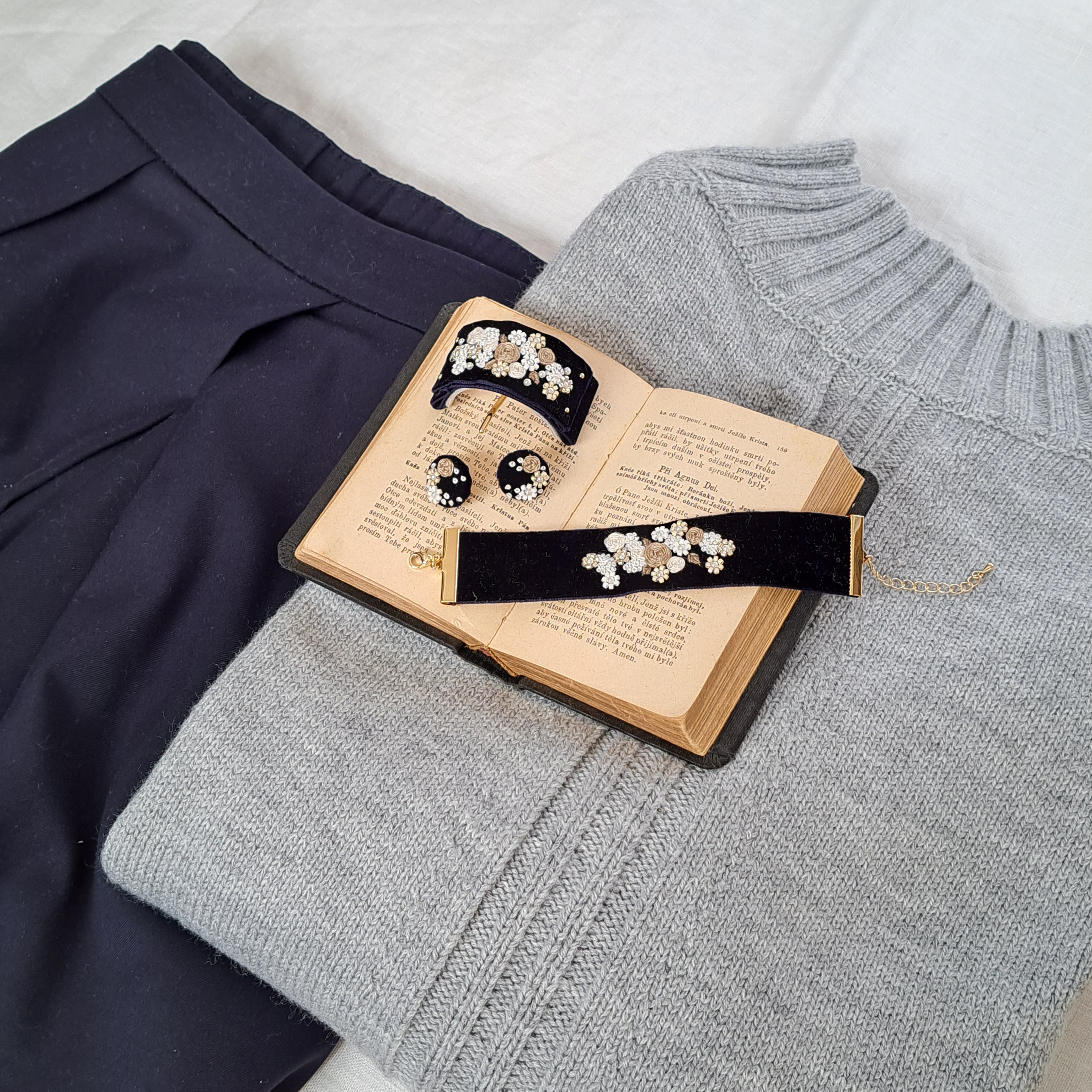 ベルベットリボンにブーケ刺繍ビーズ刺繍　ポニーフック　ネイビー