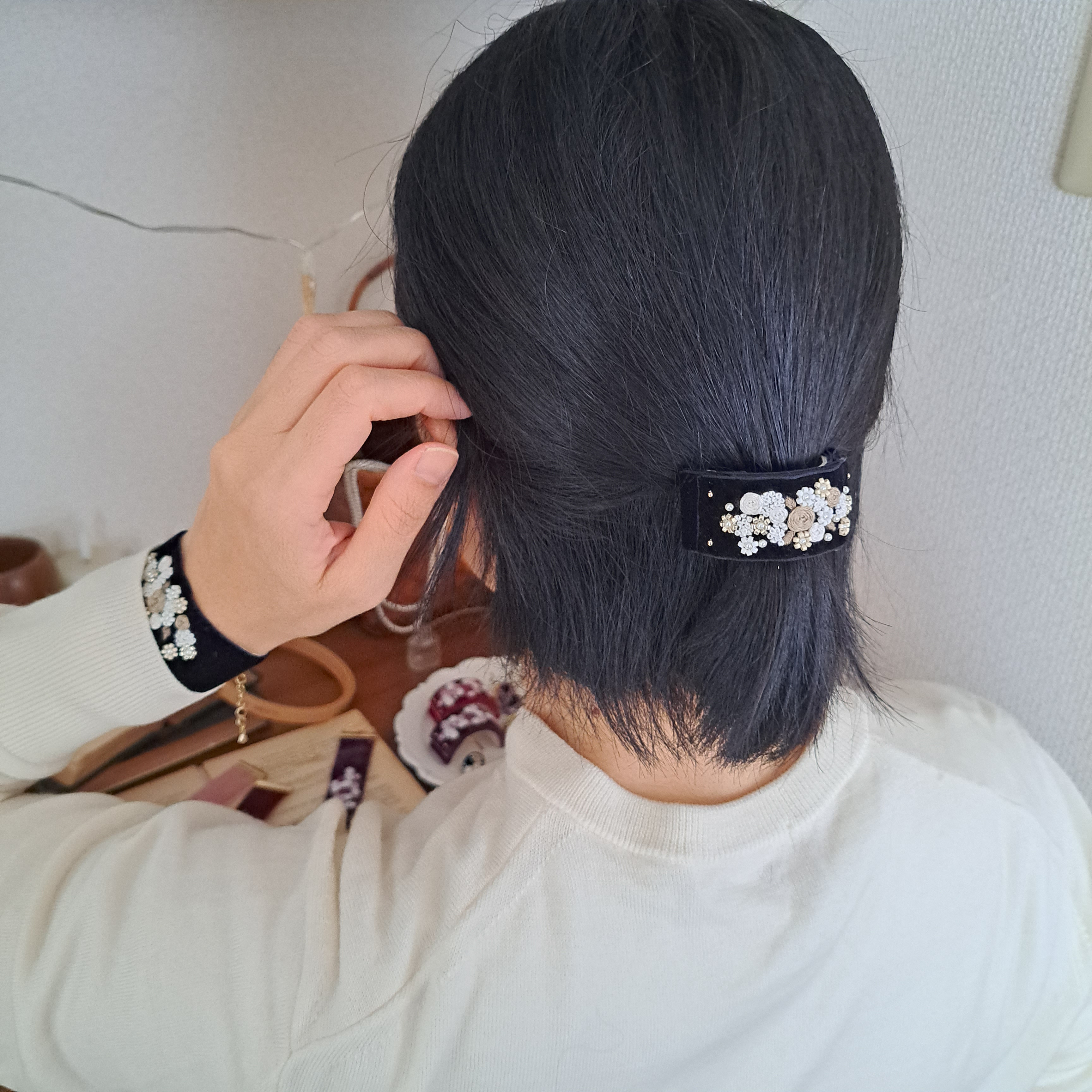 ベルベットリボンにブーケ刺繍ビーズ刺繍　ポニーフック　ネイビー