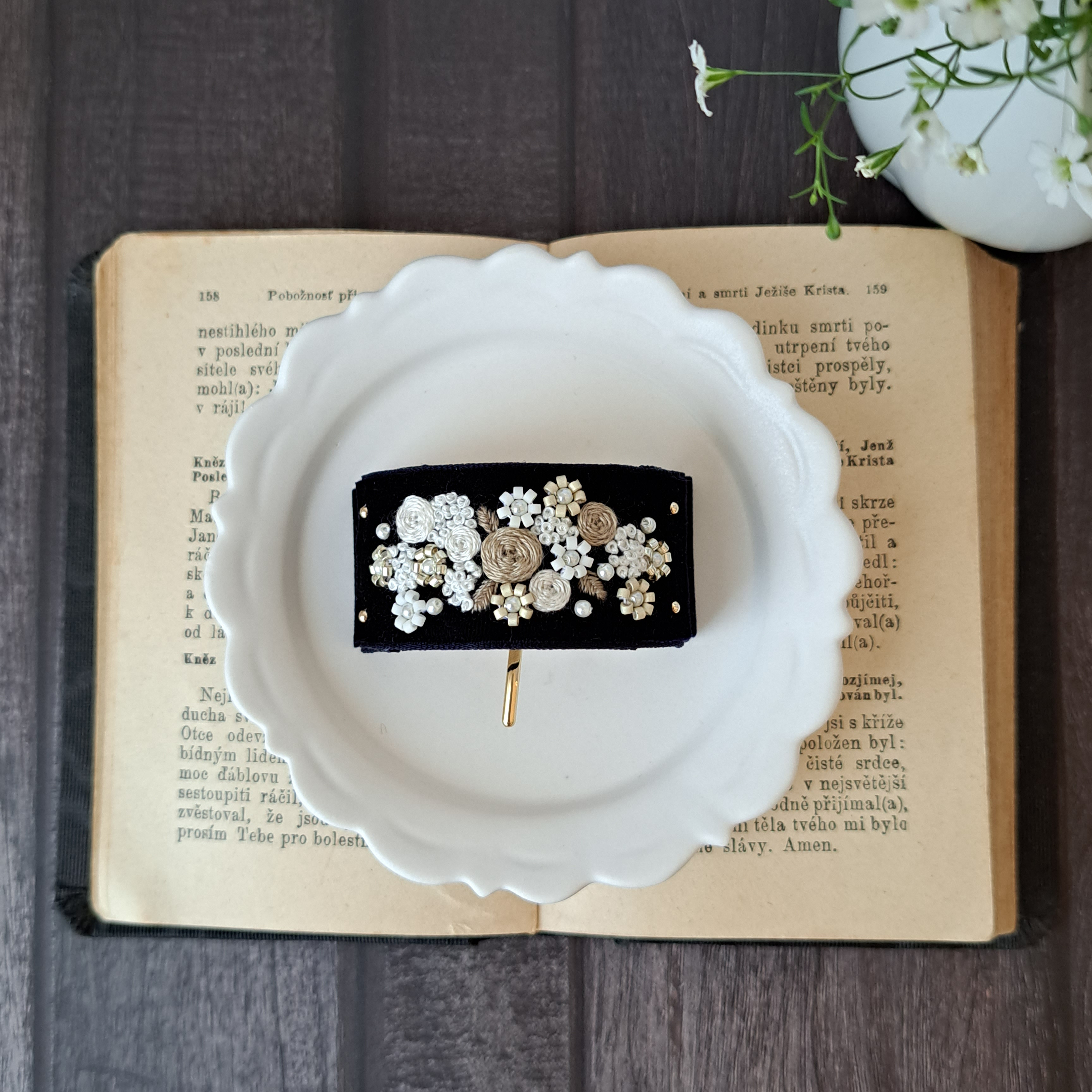 ベルベットリボンにブーケ刺繍ビーズ刺繍　ポニーフック　ネイビー