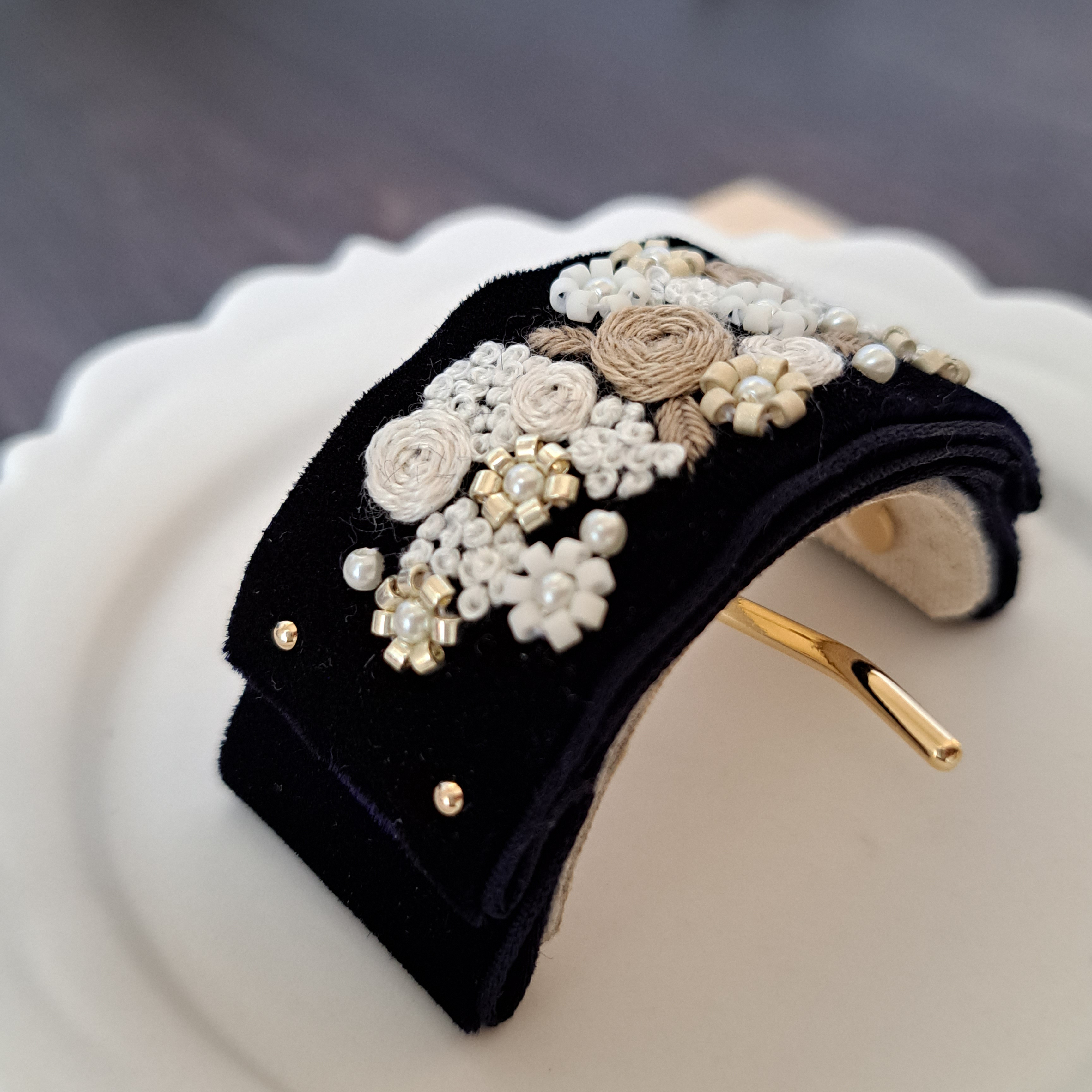 ベルベットリボンにブーケ刺繍ビーズ刺繍　ポニーフック　ネイビー