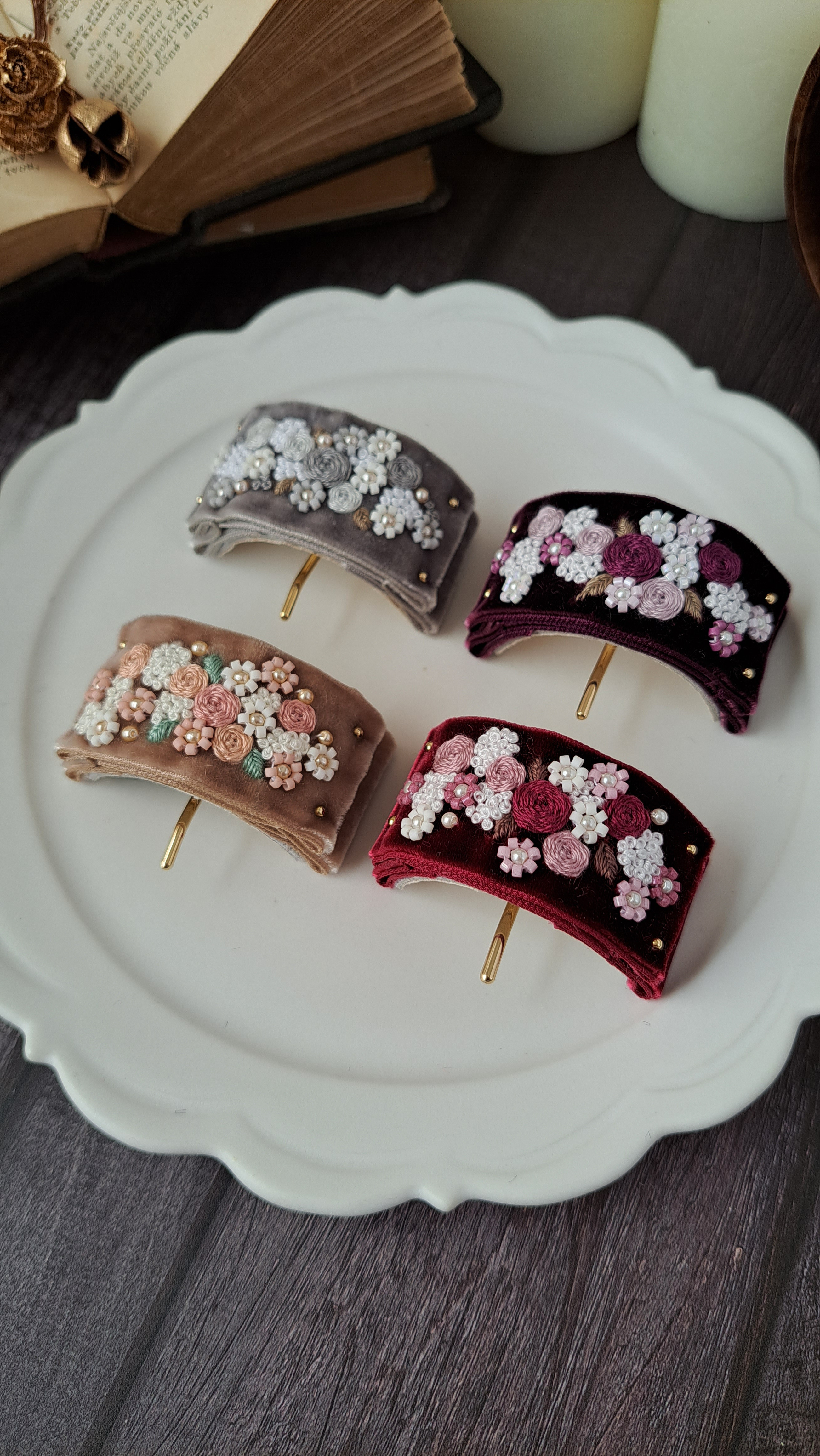 ベルベットリボンにブーケ刺繍ビーズ刺繍　ポニーフック　ネイビー