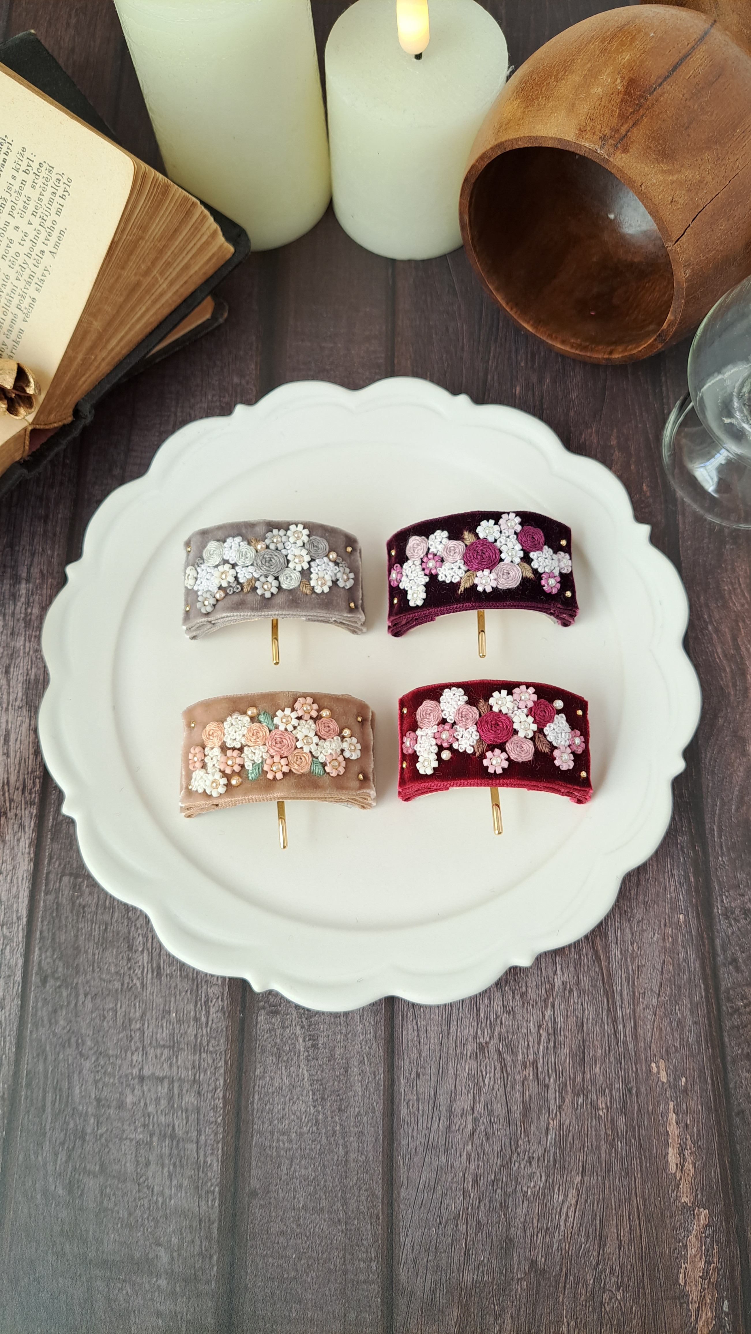 ベルベットリボンにブーケ刺繍ビーズ刺繍　ポニーフック　ネイビー