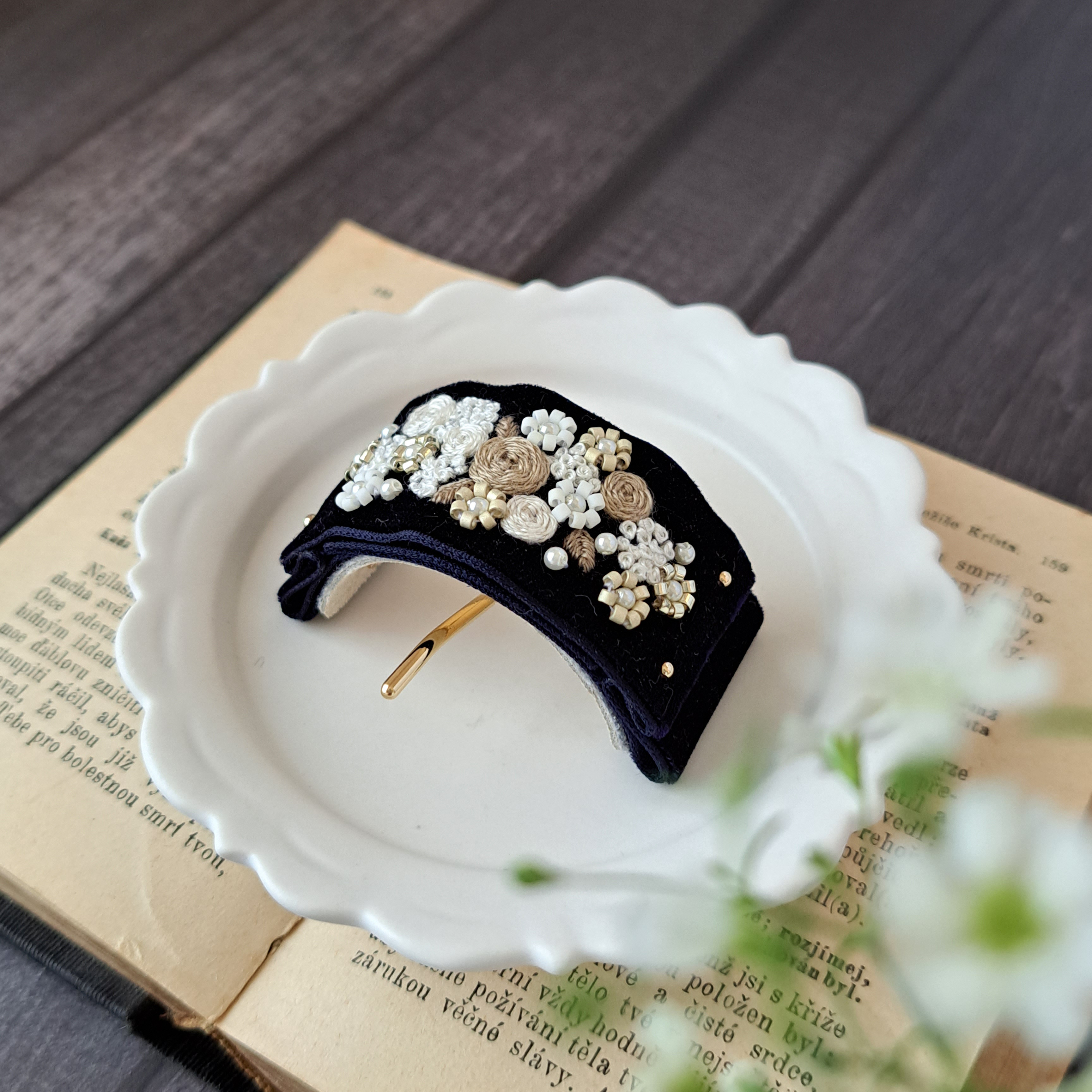 ベルベットリボンにブーケ刺繍ビーズ刺繍　ポニーフック　ネイビー