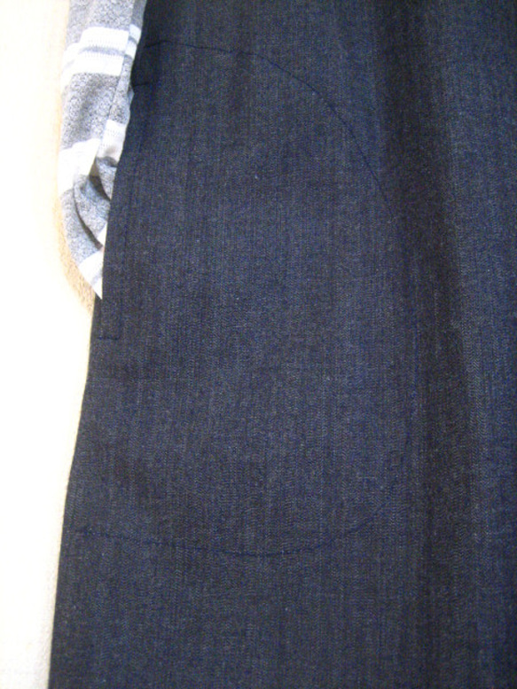 V開きにタック・岡山ストレッチデニム・ジャンパースカート・濃紺 3枚目の画像