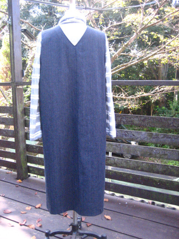 V開きにタック・岡山ストレッチデニム・ジャンパースカート・濃紺 7枚目の画像