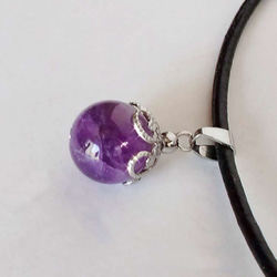「二月生日石」紫水晶天然石真皮與手術不鏽鋼頸鍊項鍊吊墜 第3張的照片