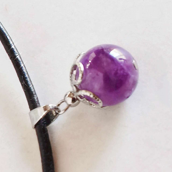 「二月生日石」紫水晶天然石真皮與手術不鏽鋼頸鍊項鍊吊墜 第5張的照片
