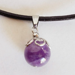 「二月生日石」紫水晶天然石真皮與手術不鏽鋼頸鍊項鍊吊墜 第1張的照片