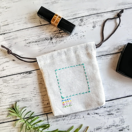 巾着袋 ミニ巾着 巾着ポーチ 四角とラインの手刺繍 白 小さい