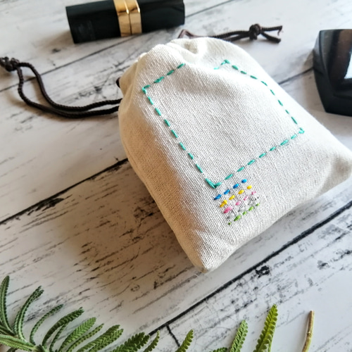 巾着袋 ミニ巾着 巾着ポーチ 四角とラインの手刺繍 白 小さい