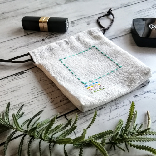 ポップな巾着袋 手刺繍の5本のライン 生成り ポーチ Sサイズ
