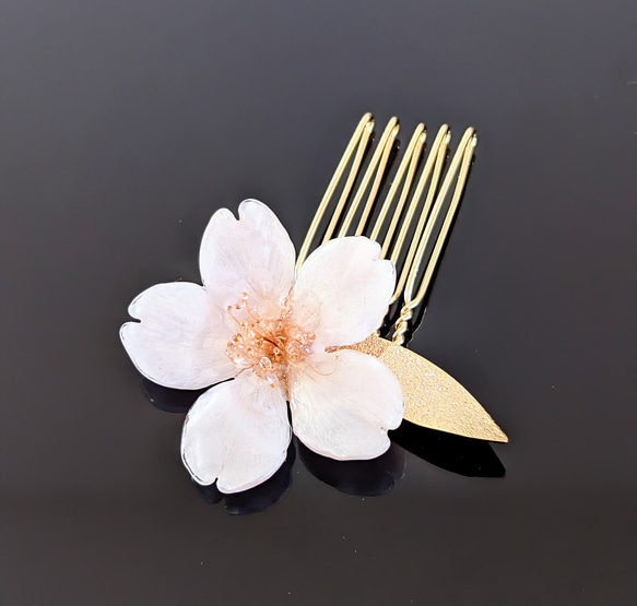 【受注制作】Everpink. 本物のお花　こだわりの花びらで仕上げる桜とゴールドリーフの髪飾り　かんざし/ヘアコーム 1枚目の画像