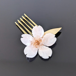 【受注制作】Everpink. 本物のお花　こだわりの花びらで仕上げる桜とゴールドリーフの髪飾り　かんざし/ヘアコーム 2枚目の画像