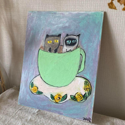 絵画。原画手描き【いたずらをしている2匹の猫がコーヒーカップに入っている】 2枚目の画像