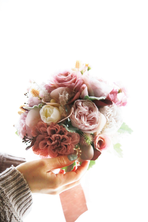 [完成品ブーケ]アンティークピンクのウェディングブーケ ブートニア付き アーティフィシャルフラワー 造花ブーケ クラッチ 4枚目の画像