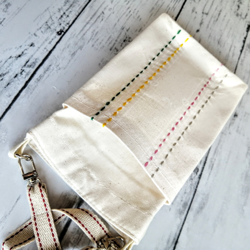 かわいいラインの手刺繍サコッシュ スマホショルダー ポケット付