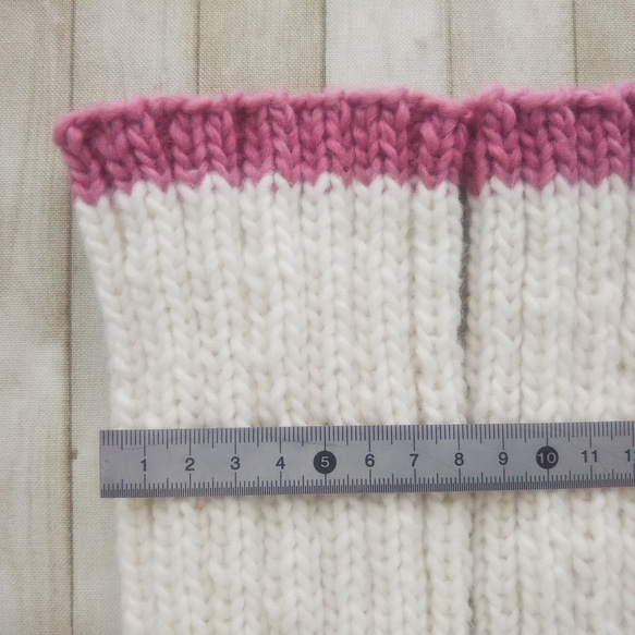 ウールが苦手な方へ♪手編みレッグウォーマー(アイボリー+ピンク)普通タイプ『Creema限定』 2枚目の画像