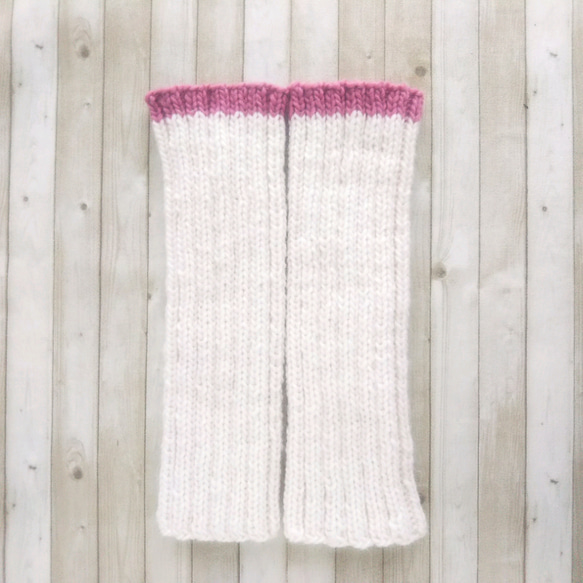 ウールが苦手な方へ♪手編みレッグウォーマー(アイボリー+ピンク)普通タイプ『Creema限定』 1枚目の画像