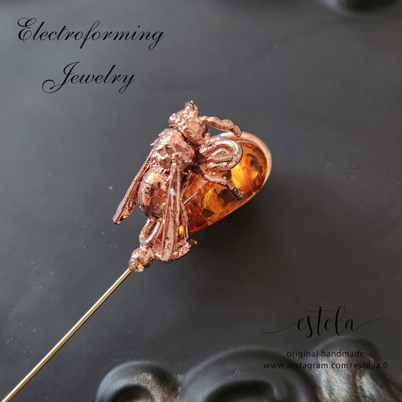 【エレクトロフォーミングジュエリー】琥珀と蜂のハットピン 3枚目の画像