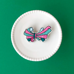 束ね熨斗　緑とピンクの刺繍ブローチ 2枚目の画像