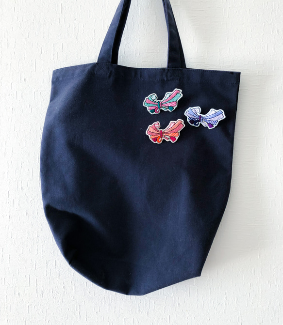 束ね熨斗　緑とピンクの刺繍ブローチ 4枚目の画像