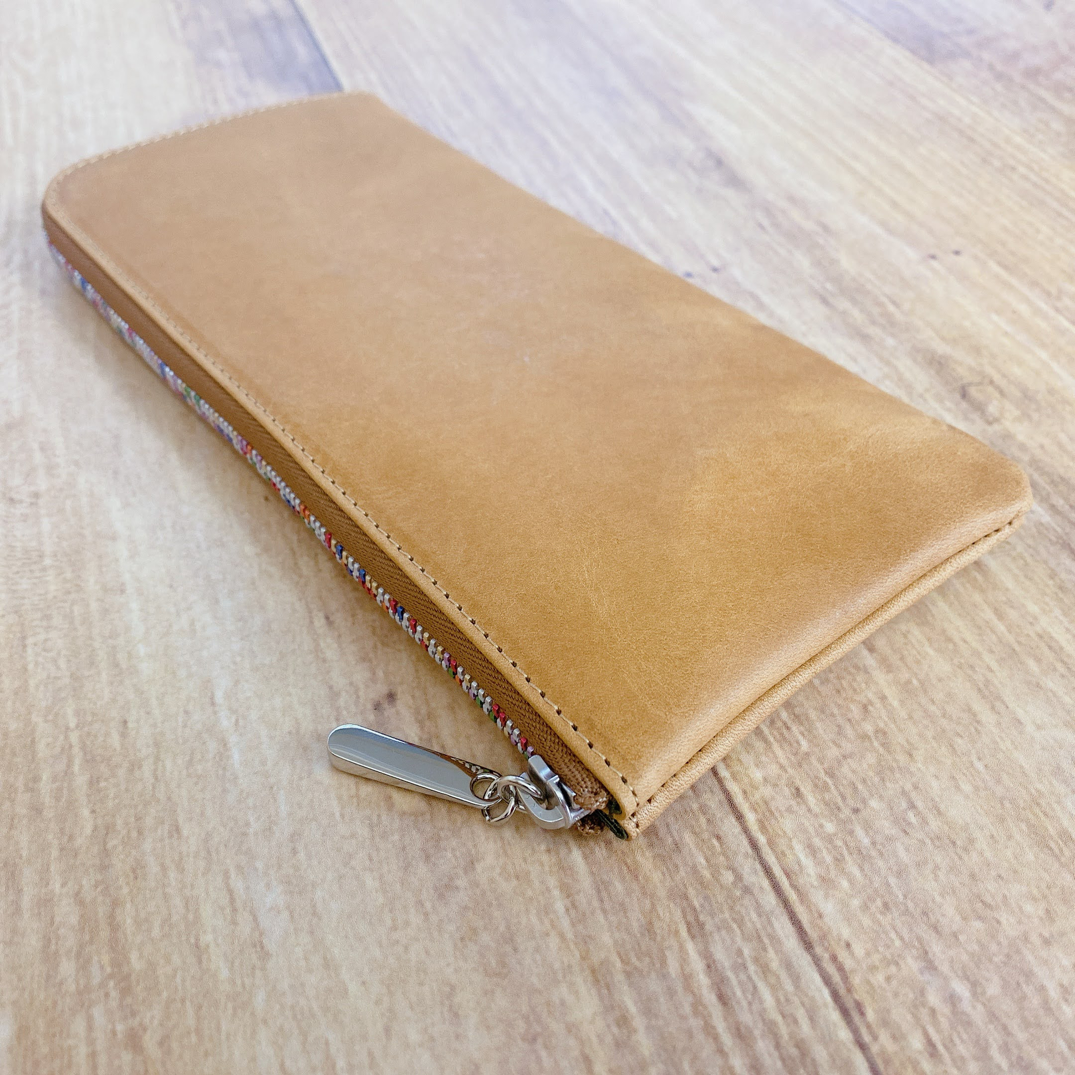 【育てる革シリーズ】 カラフルファスナー 薄くて軽いL字長財布 24枚カード イタリアンレザー maine キャメル