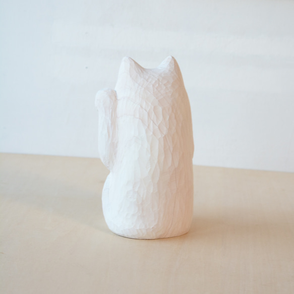 木彫『招き猫・白』【送料無料】箱付き 4枚目の画像