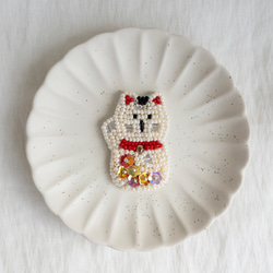白い招き猫のビーズ刺繍ブローチ/縁起物/ギフト/プレゼント/母の日/猫の日 2枚目の画像